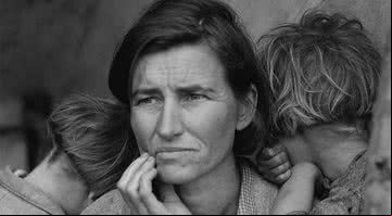 Fotografia Migrant Mother de Florence Owens Thompson e acompanhada de duas crianças - Divulgação