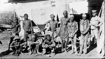 Soldado com prisioneiros de guerra na Namíbia - Arquivos nacionais da Namíbia