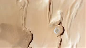 Dunas de areia encontram gelo empilhado no polo norte de Marte - Divulgação/The European Space Agency