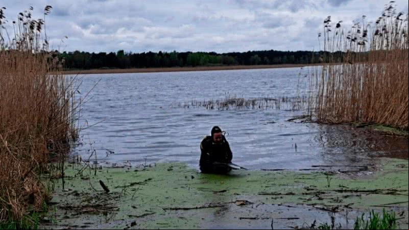 Arqueólogo durante estudos em lago na Polônia - Divulgação/Universidade de Varsóvia