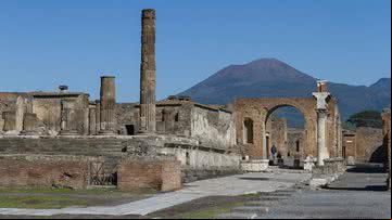 Antigos destroços de Pompeia e o Monte Vesúvio ao fundo - Foto por Matthias Süßen pelo Wikimedia Commons