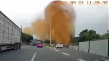 Tubulação de esgoto explode na China - Reprodução