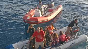 As autoridades de resgate publicaram fotos de ageiros sendo levados a bordo - Reprodução/X/@EgyArmySpox
