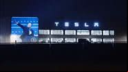 Saudação de Elon Musk projetada em fábrica da Tesla - Reprodução/X