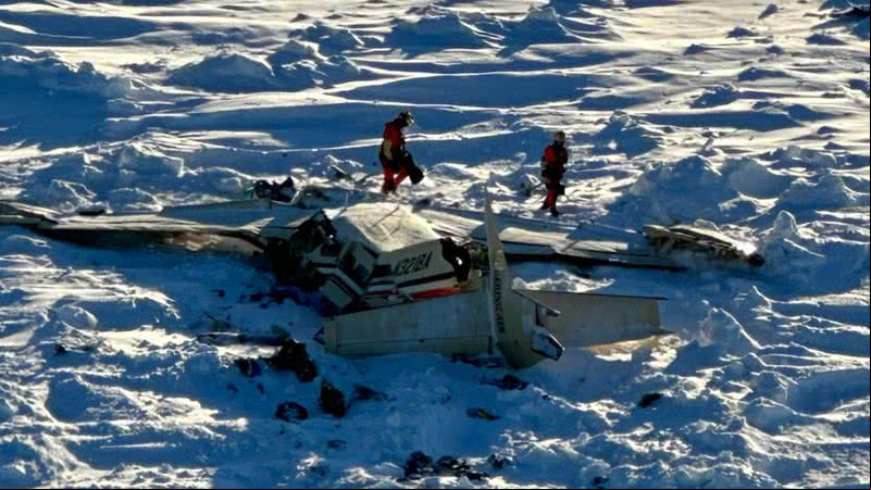 Fotografia do avião destroçado após ser encontrado no Alasca - Reprodução/X/@USCGAlaska