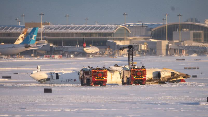Avião destruído no Aeroporto Internacional Pearson de Toronto, no Canadá - Getty Images