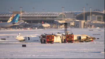 Avião destruído no Aeroporto Internacional Pearson de Toronto, no Canadá - Getty Images