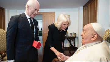 Rei Charles III e rainha Camilla em encontro com o papa Francisco - Getty Images