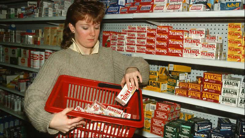 Atendente retira cápsulas de Tylenol das prateleiras em Nova York, EUA, em 30 de setembro de 1982 - Getty Images