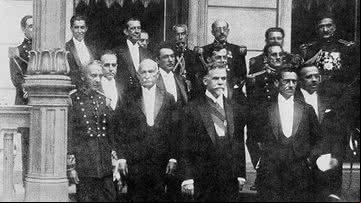 Washington Luís (ao centro com a faixa presidencial) em 1926 - Domínio público/Revista Fon Fon