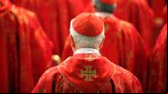 Cardeal de costas durante conclave de 2013 - Getty Images