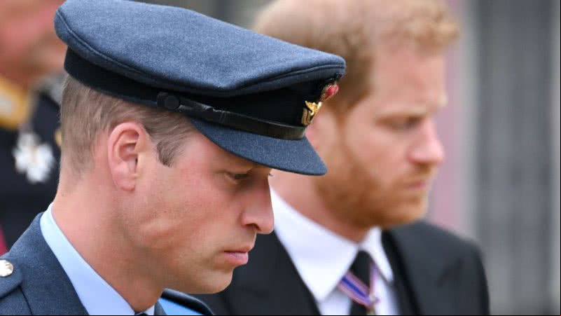 Príncipe William (em foco) e Príncipe Harry (ao fundo) - Getty Images
