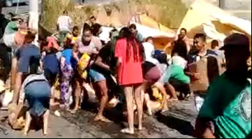 Pessoas recolhendo frangos que ficaram caídos na rua após acidente, em Minas Gerais - Divulgação/Arquivo pessoal