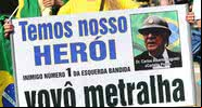 Manifestante segura faixa enaltecendo "Carlinhos Metralha", em 2015 - Divulgação / Facebook / Jornalistas Livres