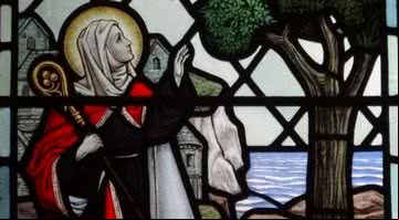 A figura da Santa Eansvida em uma vidraça de sua catedral - Divulgação / A Clerk of Oxford