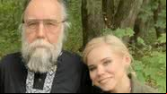 Daria Dugina ao lado do seu pai, o filósofo Alexander Dugin - Reprodução/Vídeo/UOL