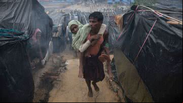 Homem rohingya carrega sua mãe deficiente no campo de refugiados de Cox's Bazar, no Bangladesh, em 2017 - Paula Bronstein/Getty Images