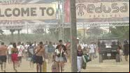 Pessoas saindo do Festival Medusa, na Espanha - Divulgação / Youtube / La Vanguardia