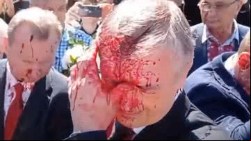 Embaixador russo leva tinta vermelha no rosto - Reprodução - Youtube/Daily Mail