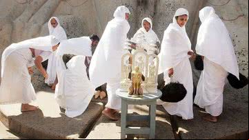 Imagem meramente ilustrativa de freiras jainistas performando uma cerimônia - Getty Images