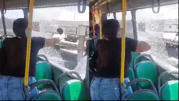Imagens do momento em que a ageira quebra a janela do ônibus - Reprodução/Vídeo/X/@AlertaRio24hrs