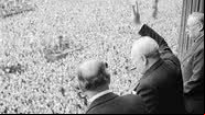 Churchill acena para a multidão em meio a comemoração do Dia da Vitória, 8 de maio de 1945 - Fotógrafo oficial do War Office, Major WG Horton
