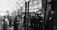 Fotografia mostrando prisioneiros em campo de concentração nazista - Getty Images