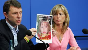 Os pais de Madeleine com um pôster usado nas buscas da menina - Getty Images