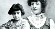 Benito Albino ao lado de Ida Dalser, sua mãe - Wikimedia Commons